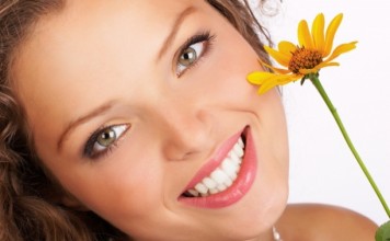 Λευκά δόντια: Έξι φυσικοί τρόποι για να το πετύχεις